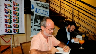 Autores João Meirelles Filho e José Almeida Junior durante sessão de autóg