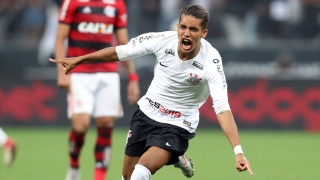 Pedrinho, do Corinthians, comemora seu gol em partida contra o Flamengo