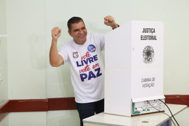 Carlos Amastha Votando