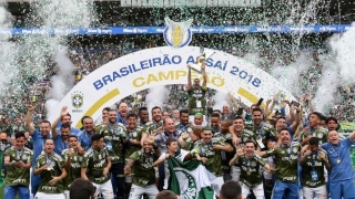 Com Bolsonaro na torcida, Palmeiras bate Vitória no jogo da festa do título