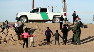 Crianças imigrantes são jogadas por cima da fronteira do México com os EUA