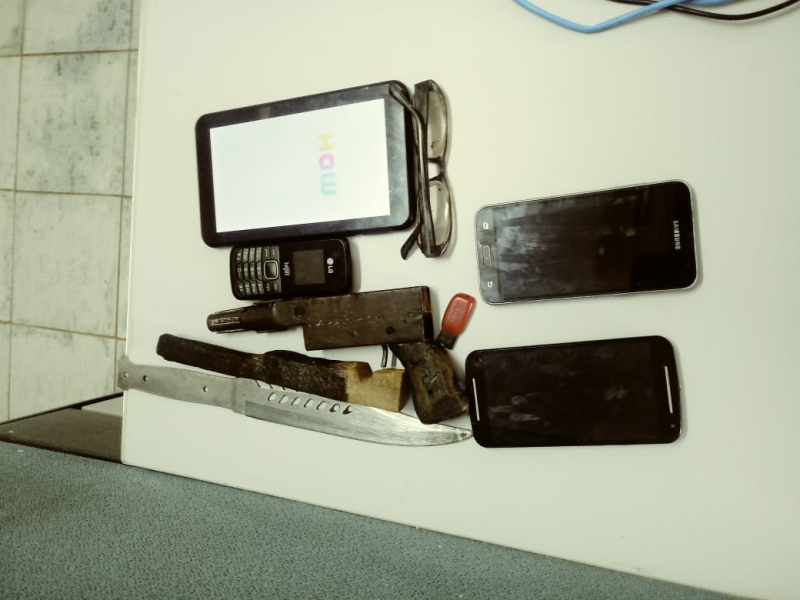 Arma artesanal e outros objetos encontrados com suspeitos