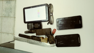 Arma artesanal e outros objetos encontrados com suspeitos