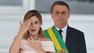 A primeira dama Michelle Bolsonaro chamou a atenção e discursou em libras no Parlatório antes de mar
