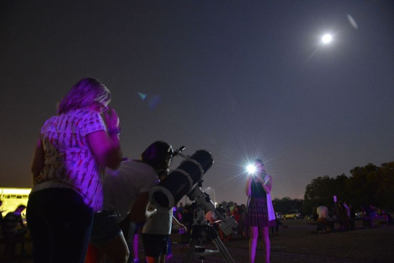 Eclipse total lunar deverá despertar a curiosidade de centenas de brasileiros 
