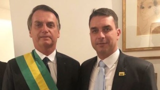 'Se Flávio errou, ele terá de pagar e eu lamento como pai', diz Bolsonaro