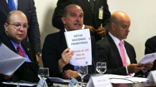 'Temos que aguardar, governo não vai perder norte', diz Onyx sobre Flávio Bolsonaro