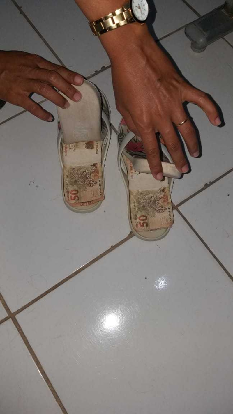 Dinheiro foi encontrado dentro de solado das sandálias da idosa