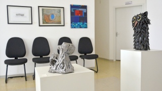 Exposição conta com obras de oito artistas 