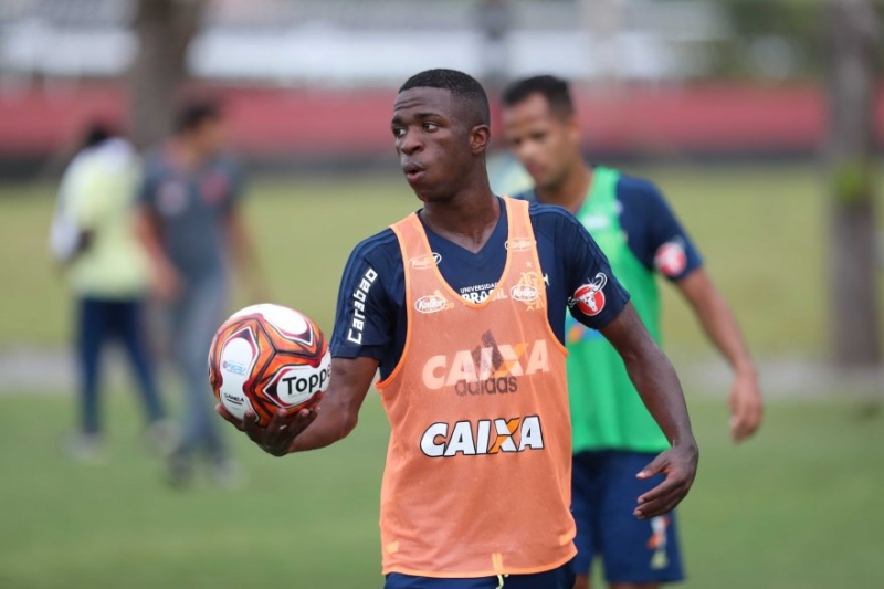Revelado na base do Flamengo, Vinicius relembra noites no Ninho do Urubu: “É de arrepiar. Ainda sem 