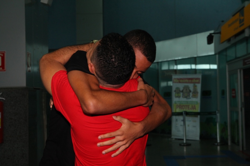 Jogador Kayque Soares foi recepcionado pela família emocionada