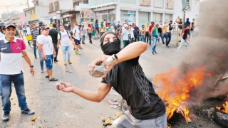 Manifestantes arremessam pedras contra militares da Venezuela 