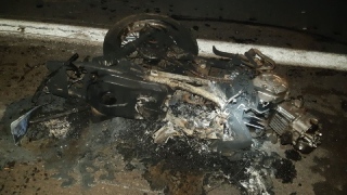 Moto pegou fogo após colisão com caminhão