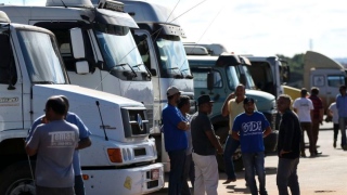 Durante a greve, diversos caminhoneiros foram impedidos de deixar rodovias, segundo a Justiça