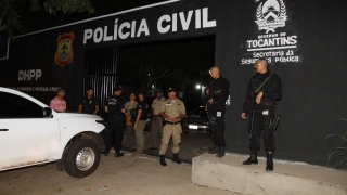 Movimentação de policiais civis e militares em frente à DHPP, em Palmas