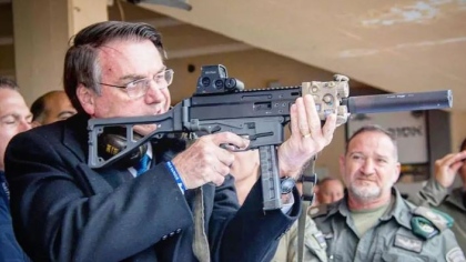 Presidente da República Jair Bolsonaro usa arma durante viagem oficial a Israel