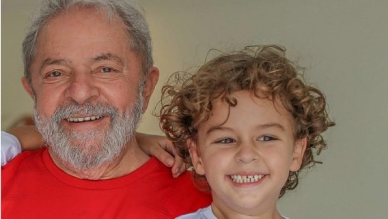 Lula e o neto Arthur. Foto: EFE/Ricardo Stuckert/Instituto Lula