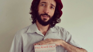 Thiago Ramos de França com seu livro Palmacética
