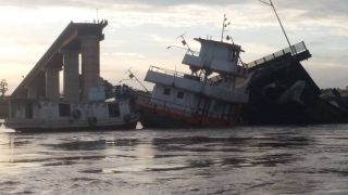 Buscas por vítimas no rio Moju, após queda de parte de ponte Foto: Governo do Pará