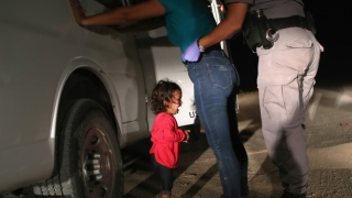 Foto de criança na fronteira dos EUA vence World Press Photo