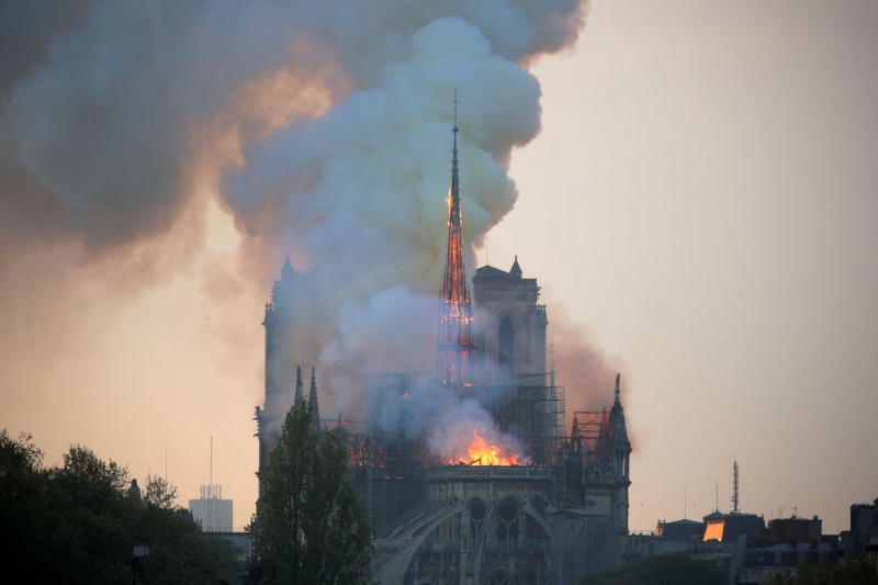 Fogo na Catedral de Notre Dame teria começado na base da torre