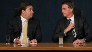 O presidente Jair Bolsonaro agradeceu ao presidente da Câmara Rodrigo Maia (DEM-RJ) pela articulação
