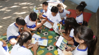 Momento de leitura com as crianças da ETI Piagem