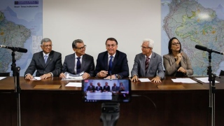 O presidente Jair Bolsonaro faz transmissão ao vivo para redes sociais 