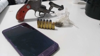 Droga, celular, arma e munição apreendidos com o suspeito