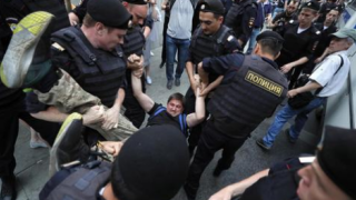 Polícia russa prende mais de 200 em ato a favor de jornalista