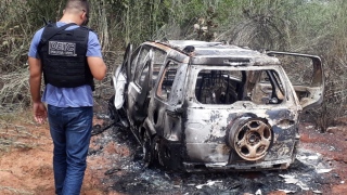 Carro incendiado após explosão e assalto ao carro-forte