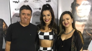 Manoel Silvino (SD), a cantora Mari Antunes, vocalista da Banda Babado Novo e a primeira-dama, Nar