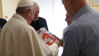 Papa recebe camisa com rosto de Lula