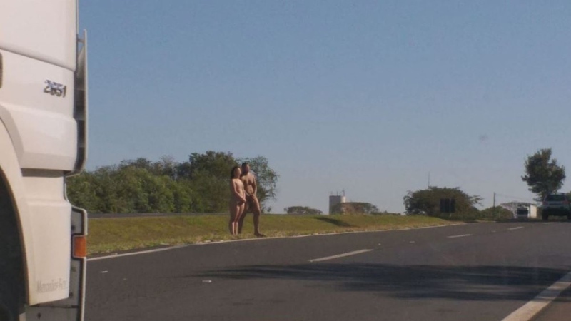 Casal nu é resgatado desidratado às margens de rodovia 