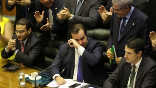 Rodrigo Maia chorando após anunciar o resultado da Reforma 