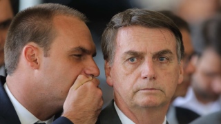 O deputado federal Eduardo Bolsonaro (PSL-SP) e o seu pai, o presidente Jair Bolsonaro. O congressis