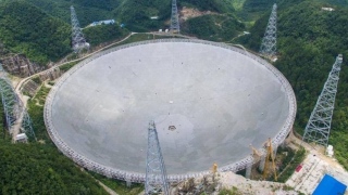 Radiotelescópio FAST fica localizado no condado Pingtang, província de Guizhou, no sudoeste da China