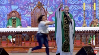 Mulher joga Padre Marcelo Rossi de palco durante missa; veja