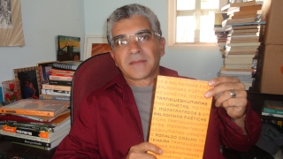Jornalista e poeta Ronaldo Teixeira com sua obra