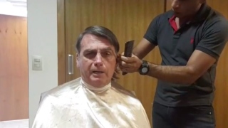 O presidente Jair Bolsonaro fez live no Facebook enquanto cortava o cabelo no Palácio do Planalto