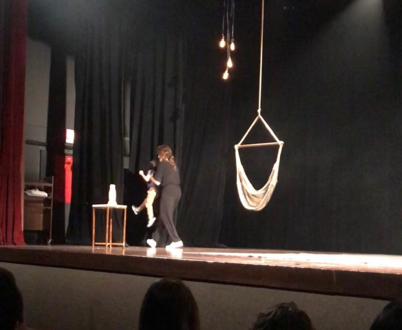 Filho de Fernanda Gentil invade palco durante peça da mãe em Goiânia e rouba a cena; veja