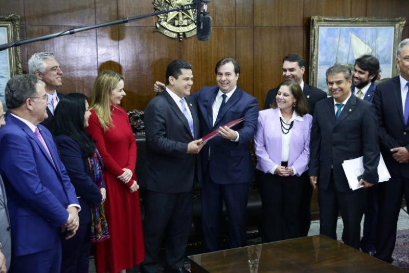 Presidente Rodrigo Maia (D), entrega o texto aprovado pela Câmara ao presidente do Senado, Davi Alco