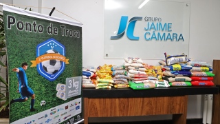 Alimentos estão sendo trocados na sede do Grupo Jaime Câmara em Palmas