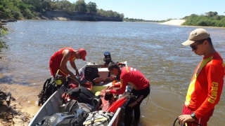 Mergulhadores do Corpo de Bombeiros realizam buscas no Rio Javae
