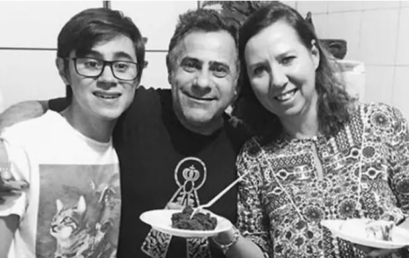 O ator Rafael Henrique Miguel, a mãe e o pai, que foram assassinados em 2019