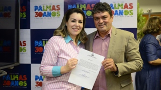 Prefeita Cinthia Ribeiro e Etinho Nordeste posam após assinatura de posse