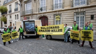 Ativistas do Greenpeace protestam em frente à casa do embaixador do Brasil em Paris