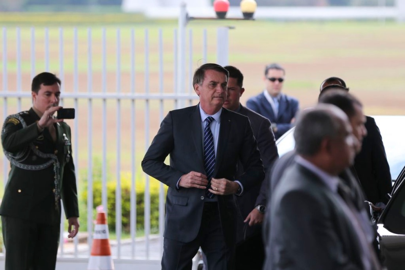 Jair Bolsonaro na saída do Palácio da Alvorada, em Brasília