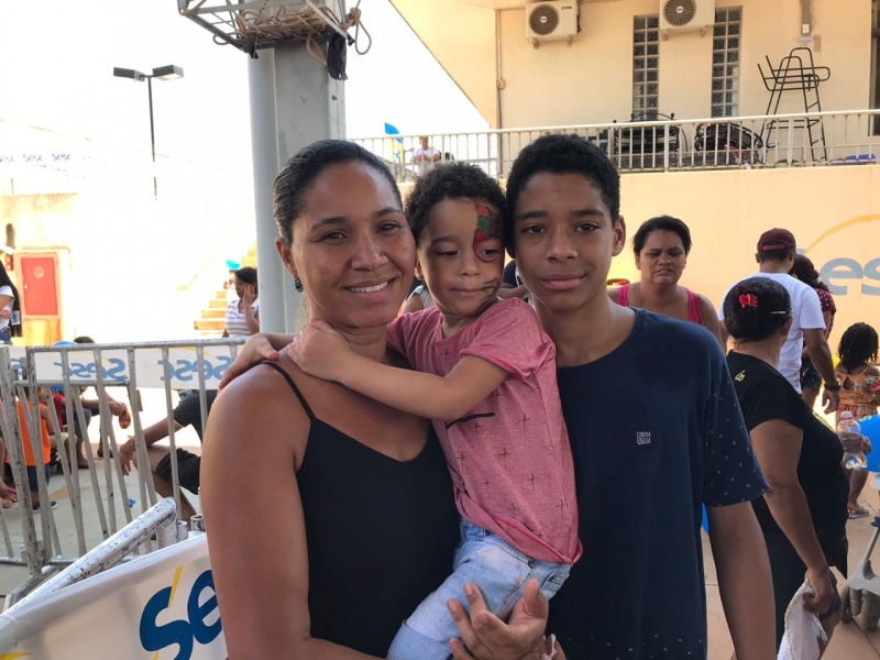 Aleciane de Almeida Sousa, de 35 anos, com os filhos Yago, de 13 e Miguel, de 3 anos