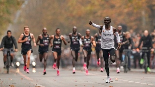 Queniano Eliud Kipchoge se torna primeiro atleta a correr uma maratona em menos de 2 horas
